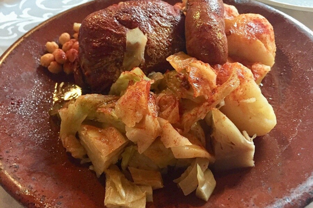 Botillo del Bierzo: el rey de la cocina berciana. Embutido de costilla y rabo de cerdo, adobado con pimentón, ajo y sal, cocido lentamente y servido con repollo, cachelos y choriz