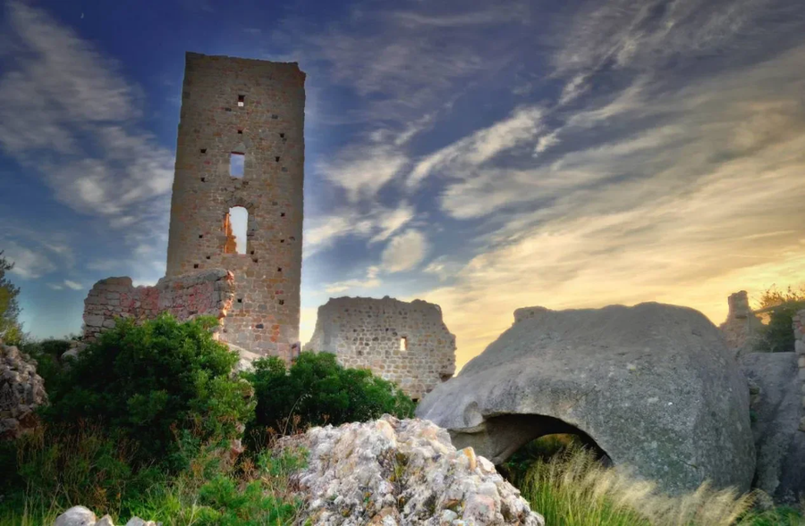 Castillo de Pedres: fortaleza medieval entre granito y leyenda