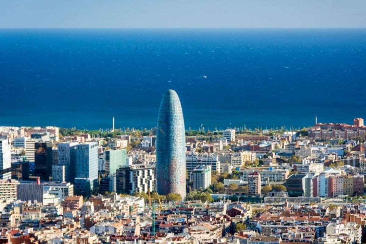 vista panoramica de Poblenou con el mar al fondo