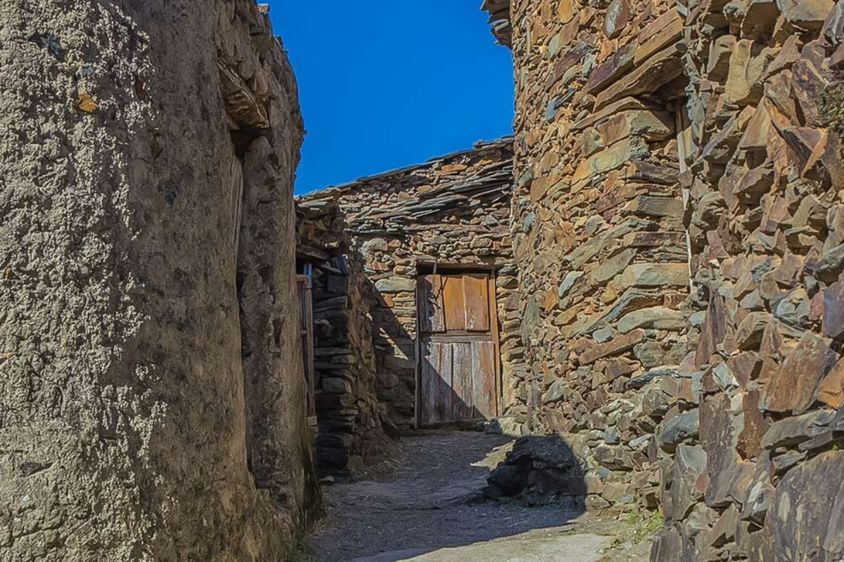 El Gasco: entre meteoritos, cascadas y arquitectura negra