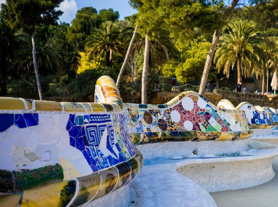 Bancos de colores del Parque Güell: el jardín imposible de Gaudí
