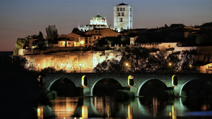 Vista nocturna Puente y Ciudad de Zamora