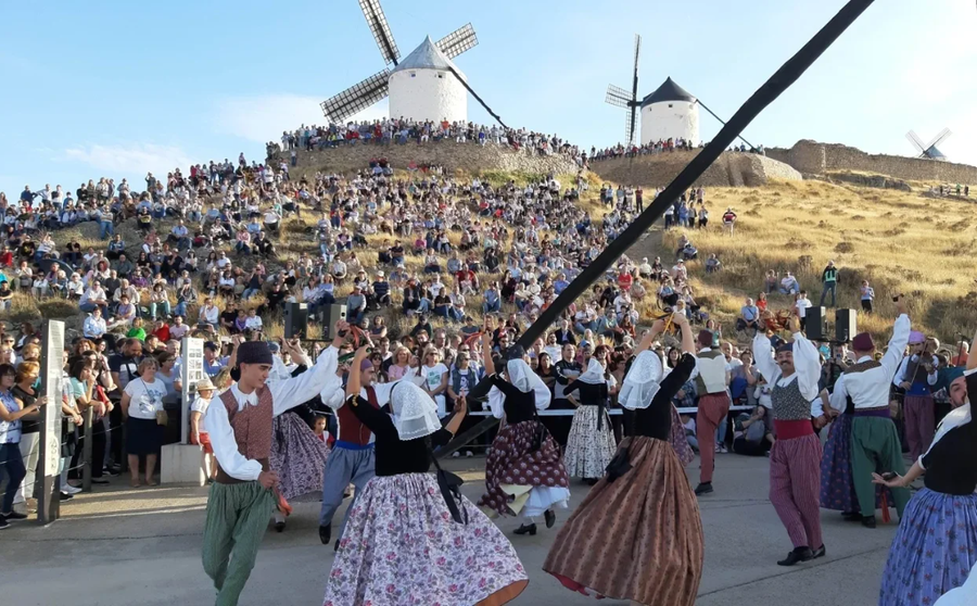 Bailes regionales de Consuegra con los molinos de espectadores