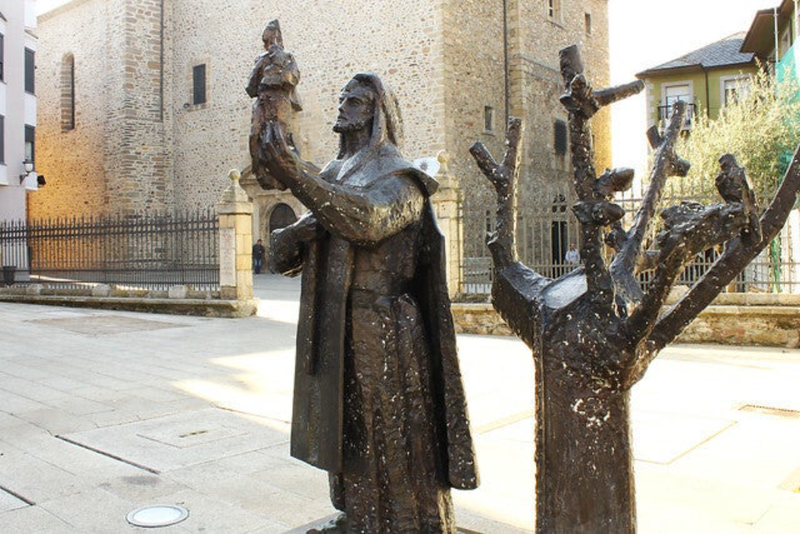 escultura que rinde homenaje a la leyenda fundacional de la patrona del Bierzo.