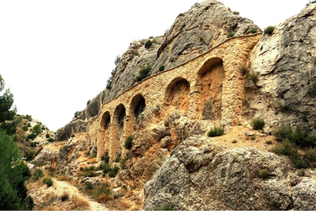 vista de ruinas del castillo de Castellote integradas en la montaña