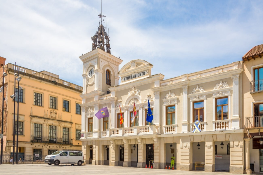 Plaza Mayor con vista del ayuntamiento de Guadalajara