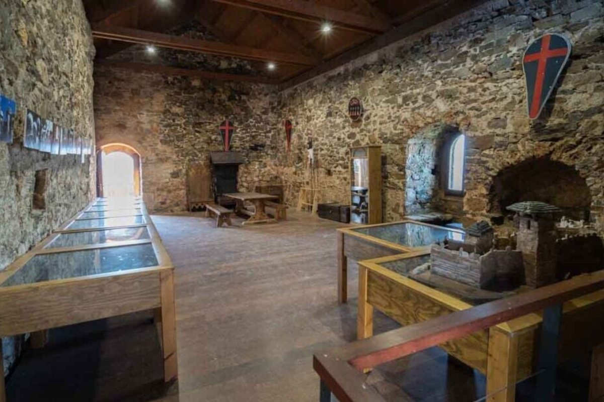 Salon interior Castillo de Cornatel
