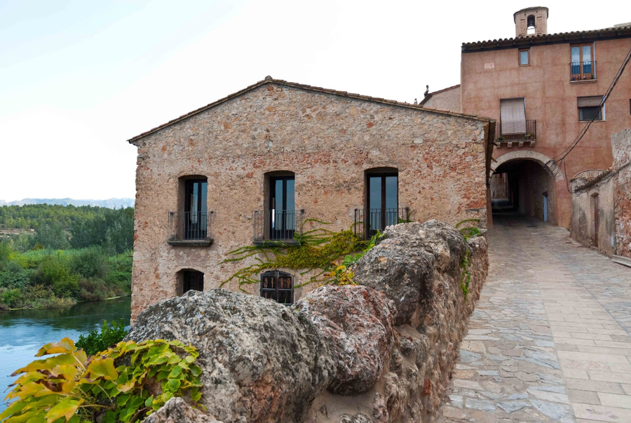 calles y casas del casco antiguo de miravent tarragona