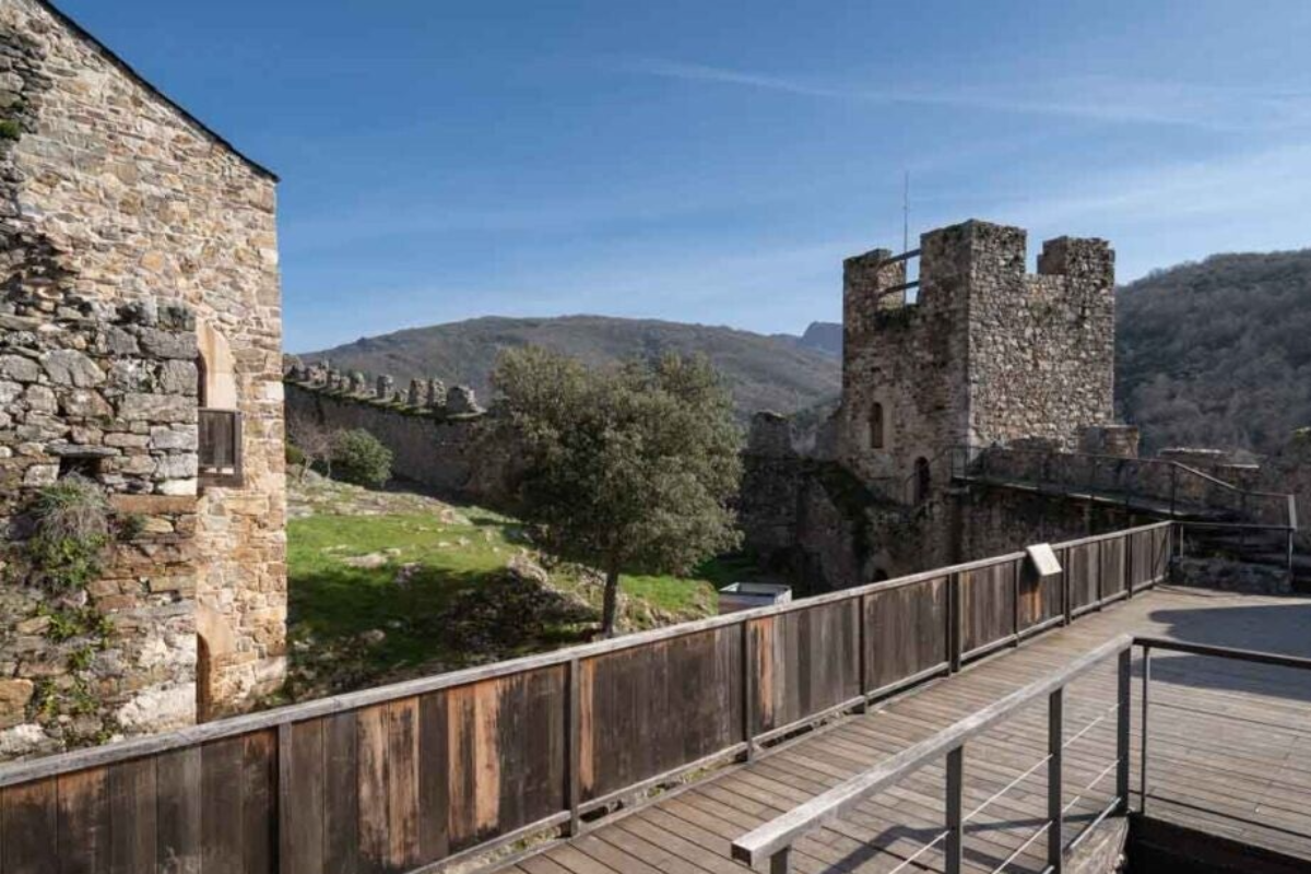 Pasarela de madera, castillo Cornatel