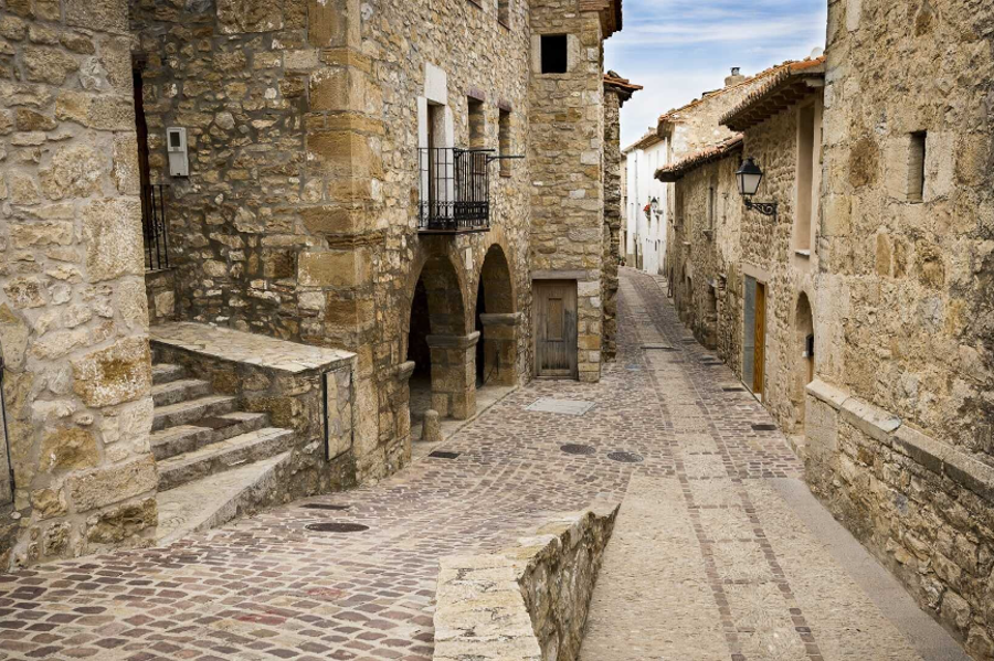 Carrer del Pla: La calle con más encanto del pueblo, eje principal en época medieval, flanqueada por la Casa Abadía y otros edificios nobles