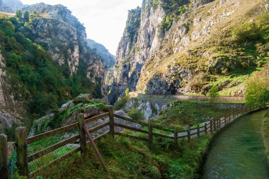 canal de agua en la ruta del cares