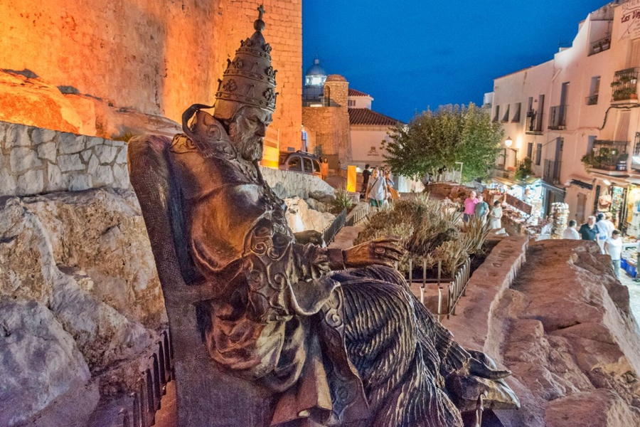 Escultura del Papa Luna situada debajo del Castillo