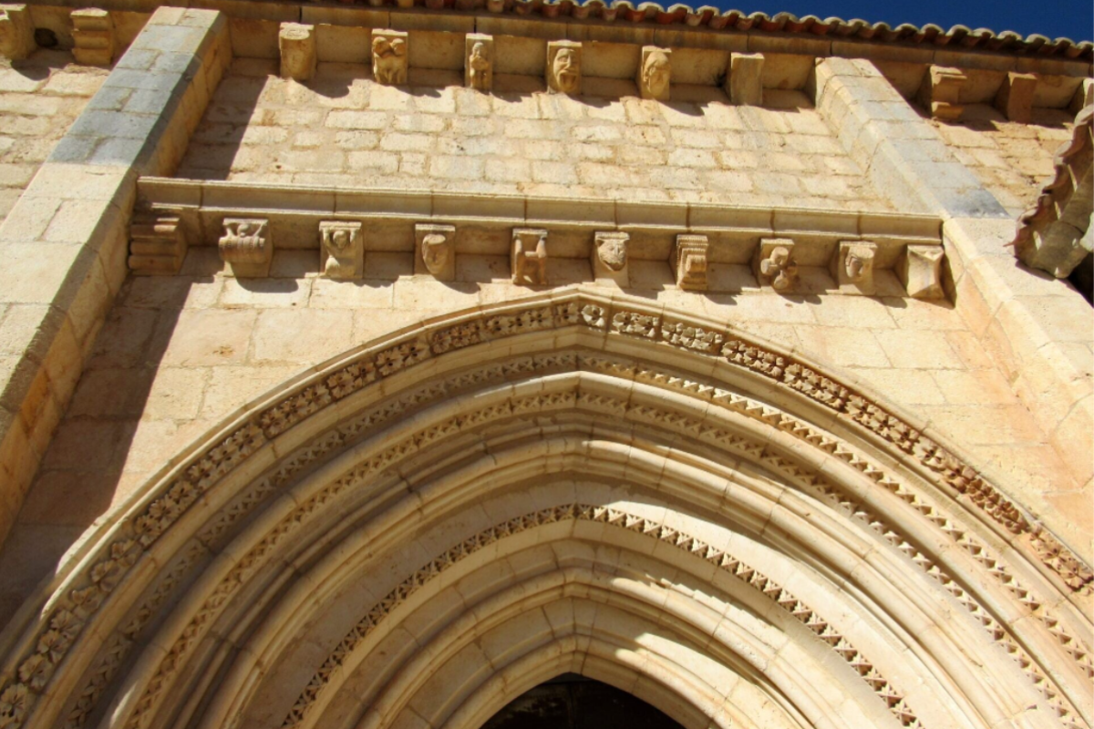 Detalle porton de entrada Ermita de San Bartolomé en Soria