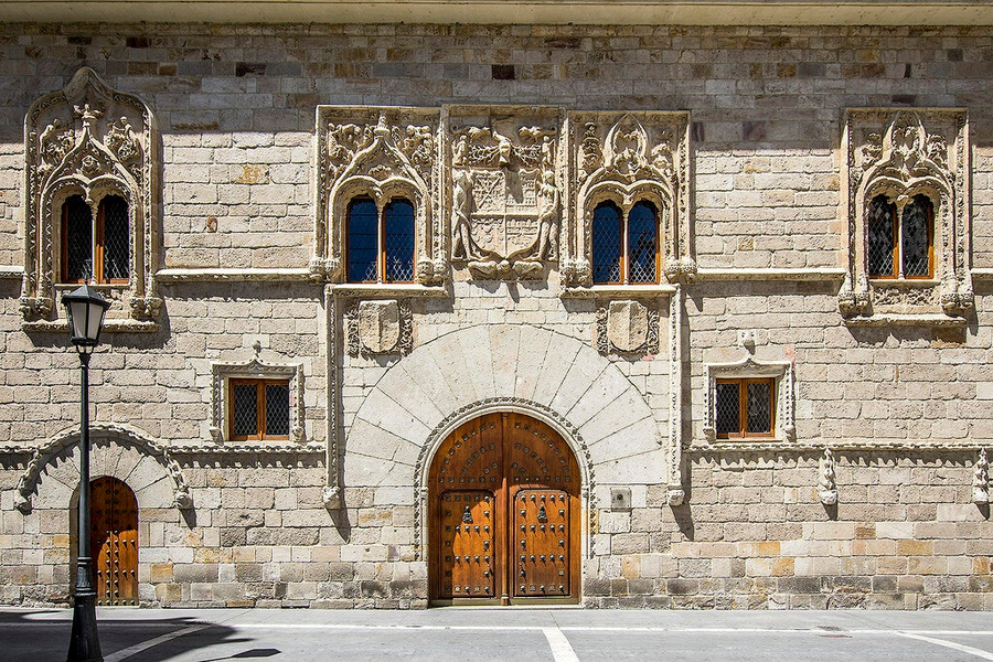 Fachada Palacio de los Momos