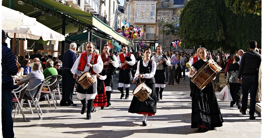 Desfile con traje regional lugo