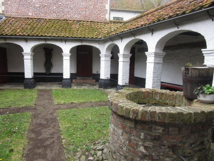 claustro interior El Beaterio de Brujas (Begijnhof):