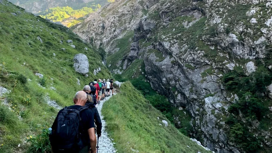 Senderista mayores por la ruta del cares