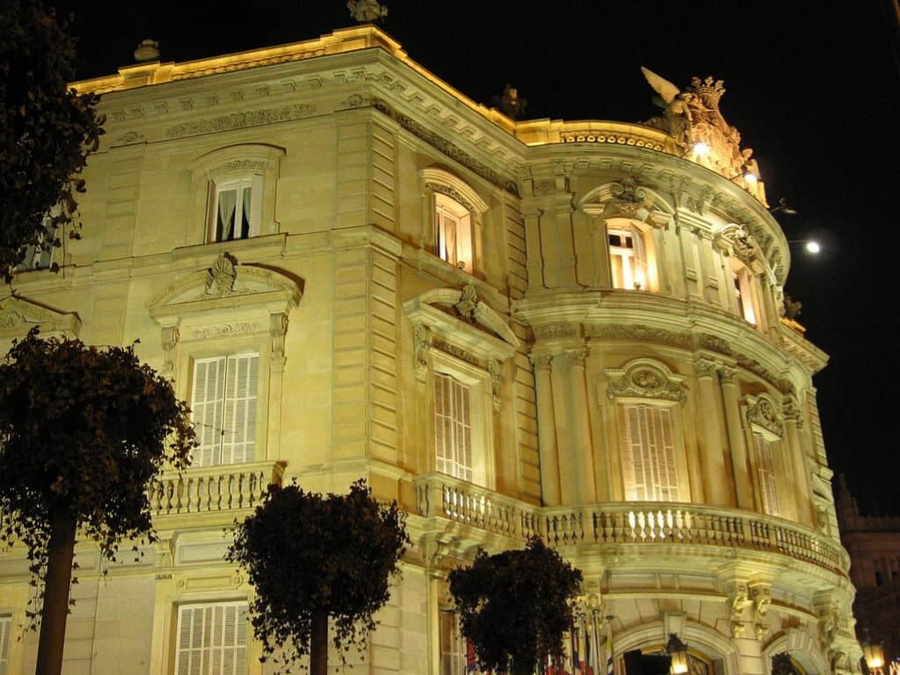 Palacio de Linares, entre espejos y espectros