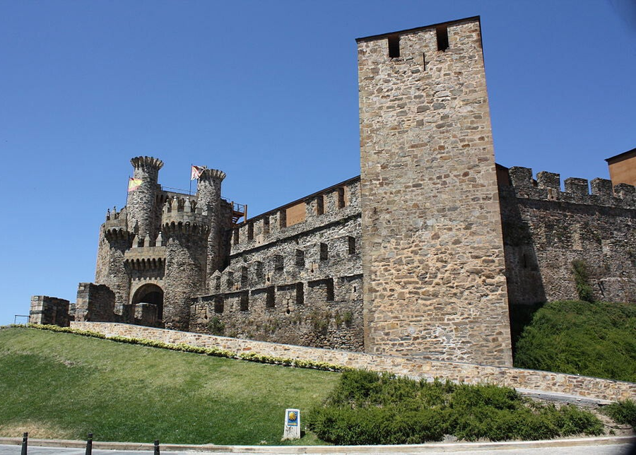 Vista lateral torre y entrada Castillo de Ponferrada