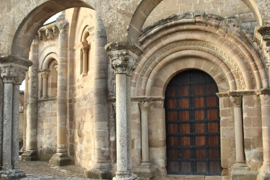 Entrada y Arcos exteriores Santa María de Eunate – Navarra