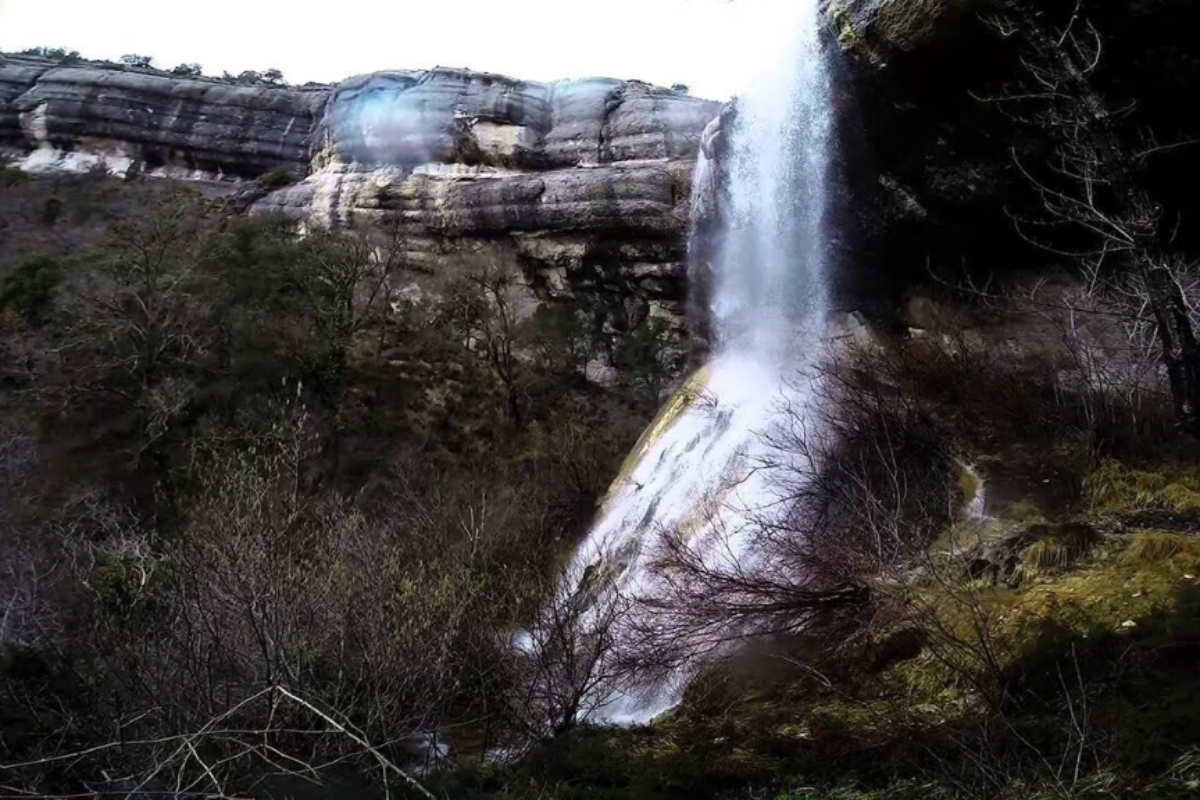 Cascada de La Mea: Un salto escondido entre farallones calizos