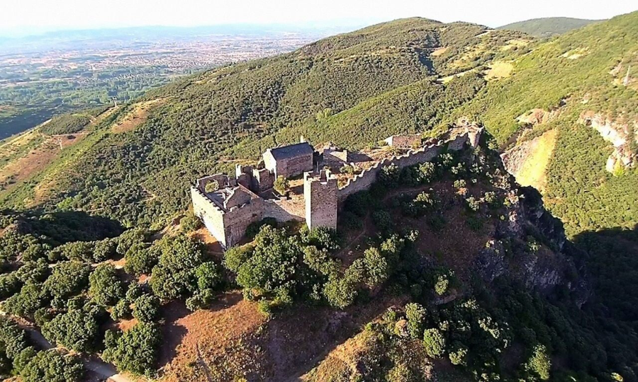 Vista aerea del castillo Cornatel, en el Bierzo, León