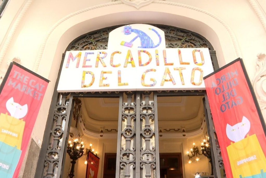 Mercadillo del Gato: Elegancia Navideña en Gran Vía