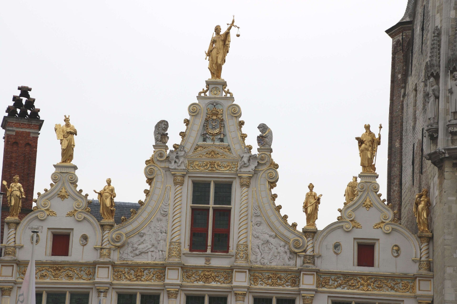 fachada gótica, con pináculos afilados y estatuas que vigilan desde las alturas, Ayuntamiento de Brujas
