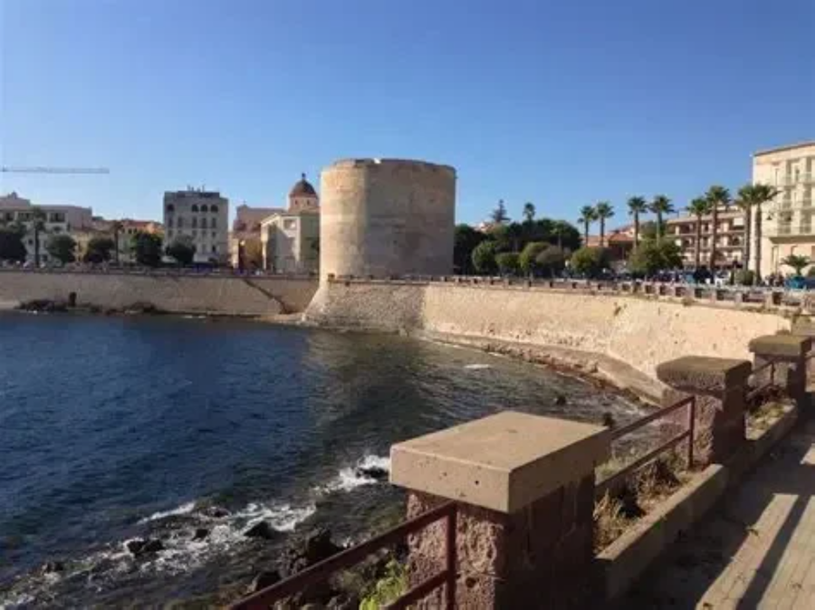 Una torre con carácter (y muros de 6 metros de grosor)