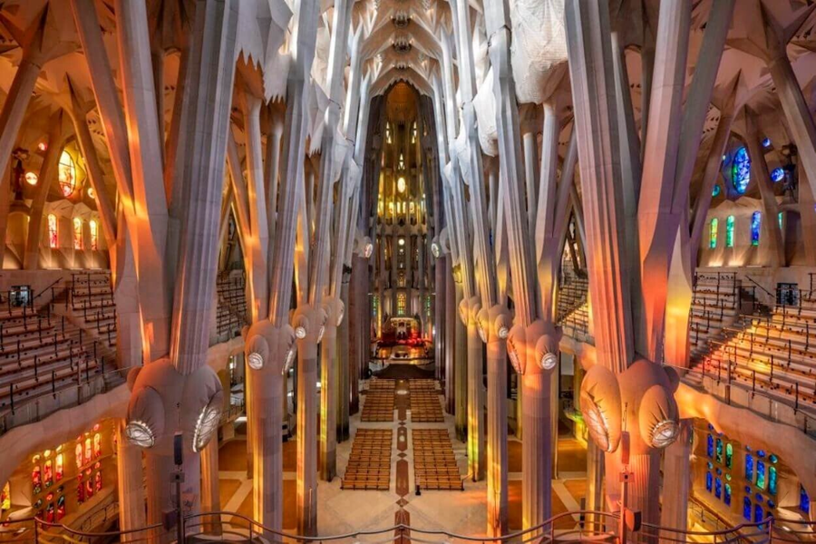 El interior de la Sagrada Familia: un bosque de luz y piedra