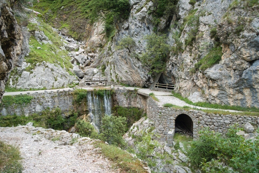 tramo con cascada pequeña en la ruta del cares