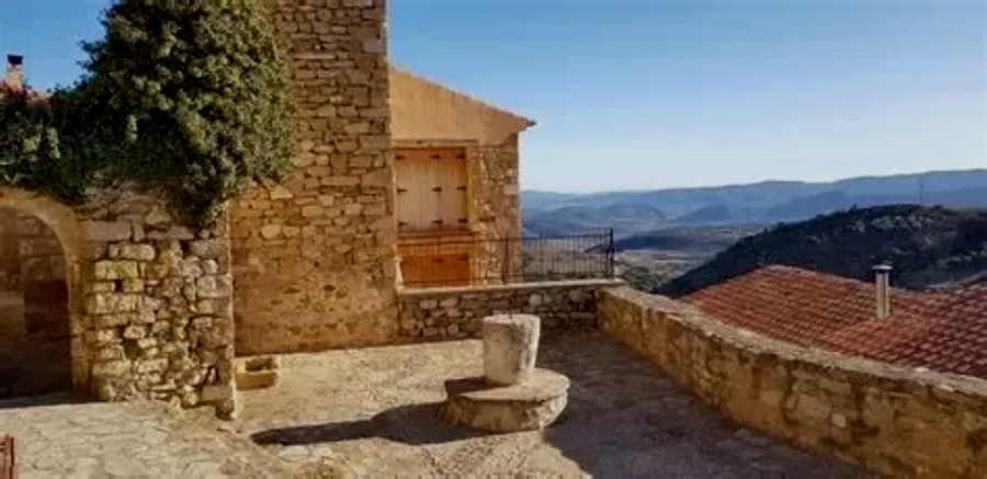 Mirador de El Terrat: Ideal para contemplar el entorno natural del Maestrazgo y dejar que el silencio te cuente historias.