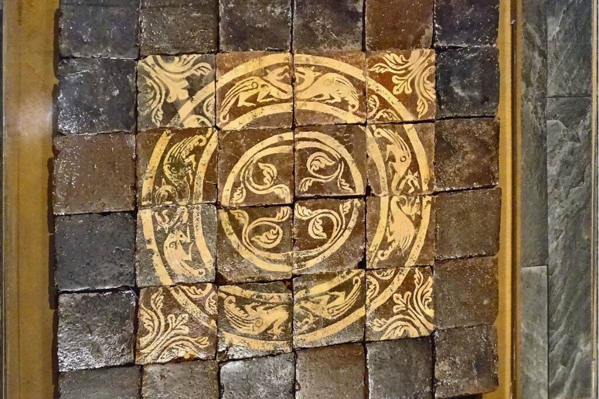 Azulejos medievales encontrados en la excavación del castillo de Tiebas, Navarra
