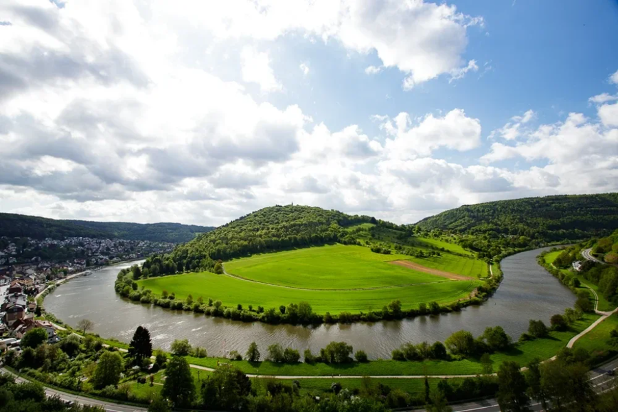 el Neckar. Este río de 362 km nace en Villingen-Schwenningen, a 706 metros sobre el nivel del mar, y fluye hacia el norte atravesando ciudades como Tübingen, Stuttgart, Heidelberg y Mannheim, donde se une al majestuoso Rin.