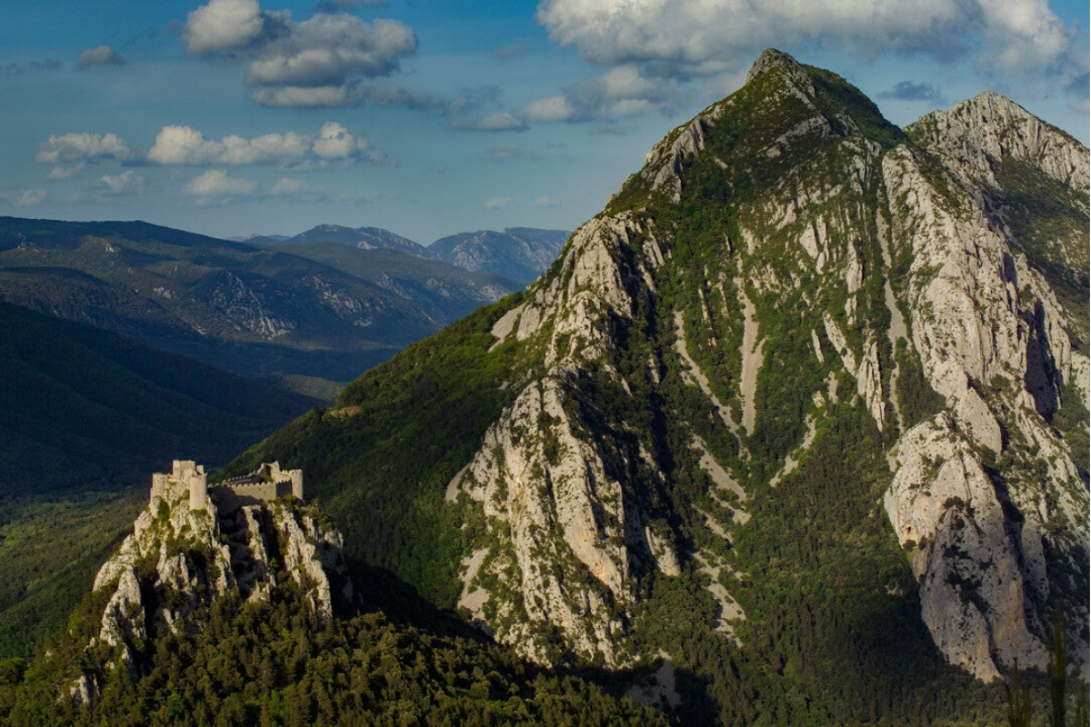 Castillo de Puilaurens. Está situado sobre una cresta boscosa cerca del pequeño pueblo deLapradelle‑Puilaurens, en la zona de los Pirineos Orientales. 