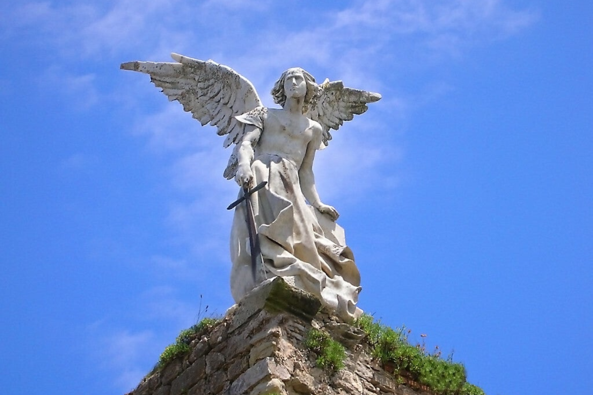 El Ángel Exterminador, Cementerio Comillas