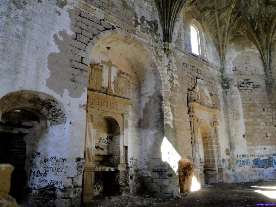 Fachada en ruinas del convento de San Antonio de Padua