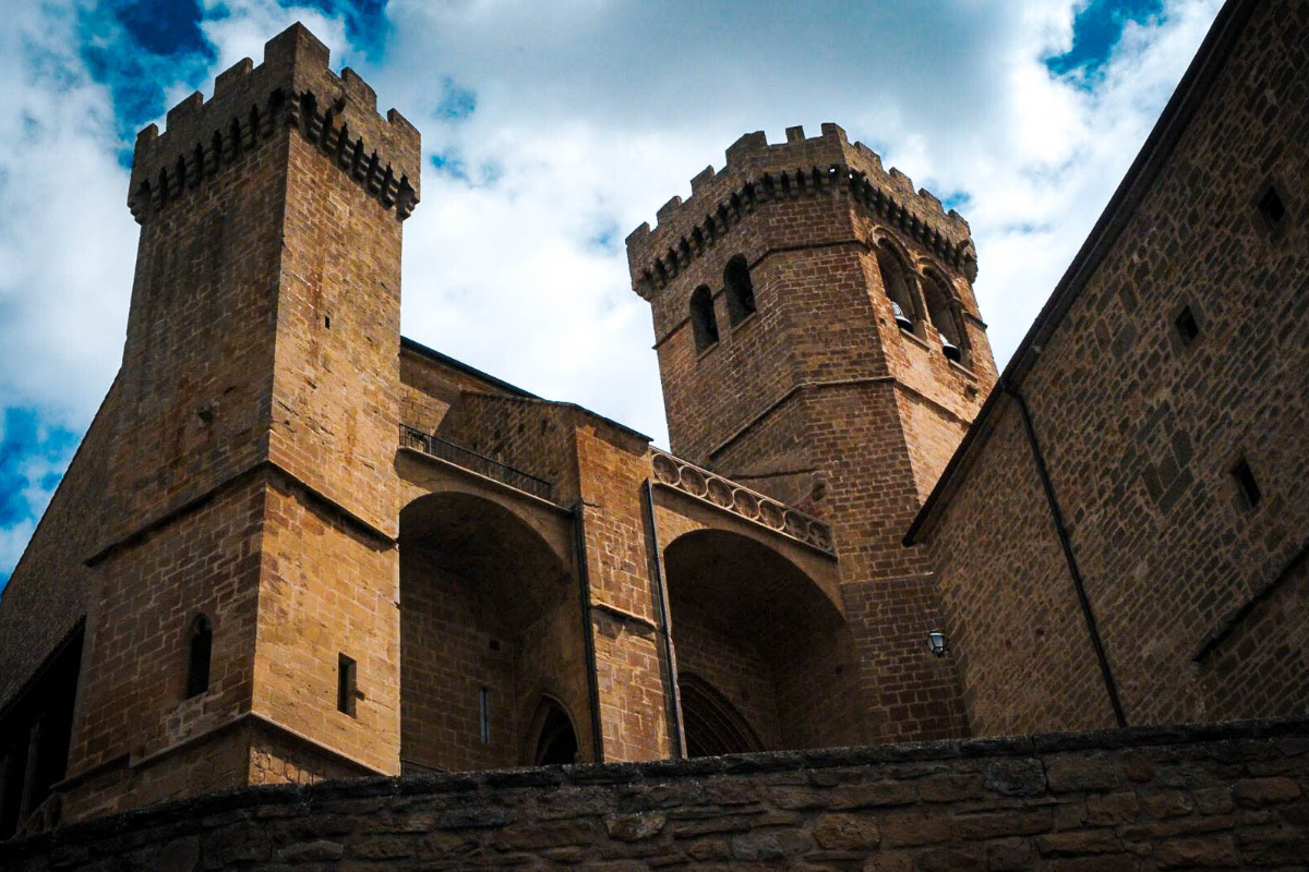 Ujué: Encanto Medieval en las Colinas de Navarra