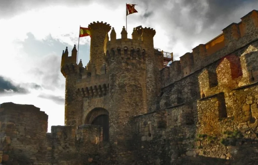 Torre con banderas del Castillo de Ponferrada