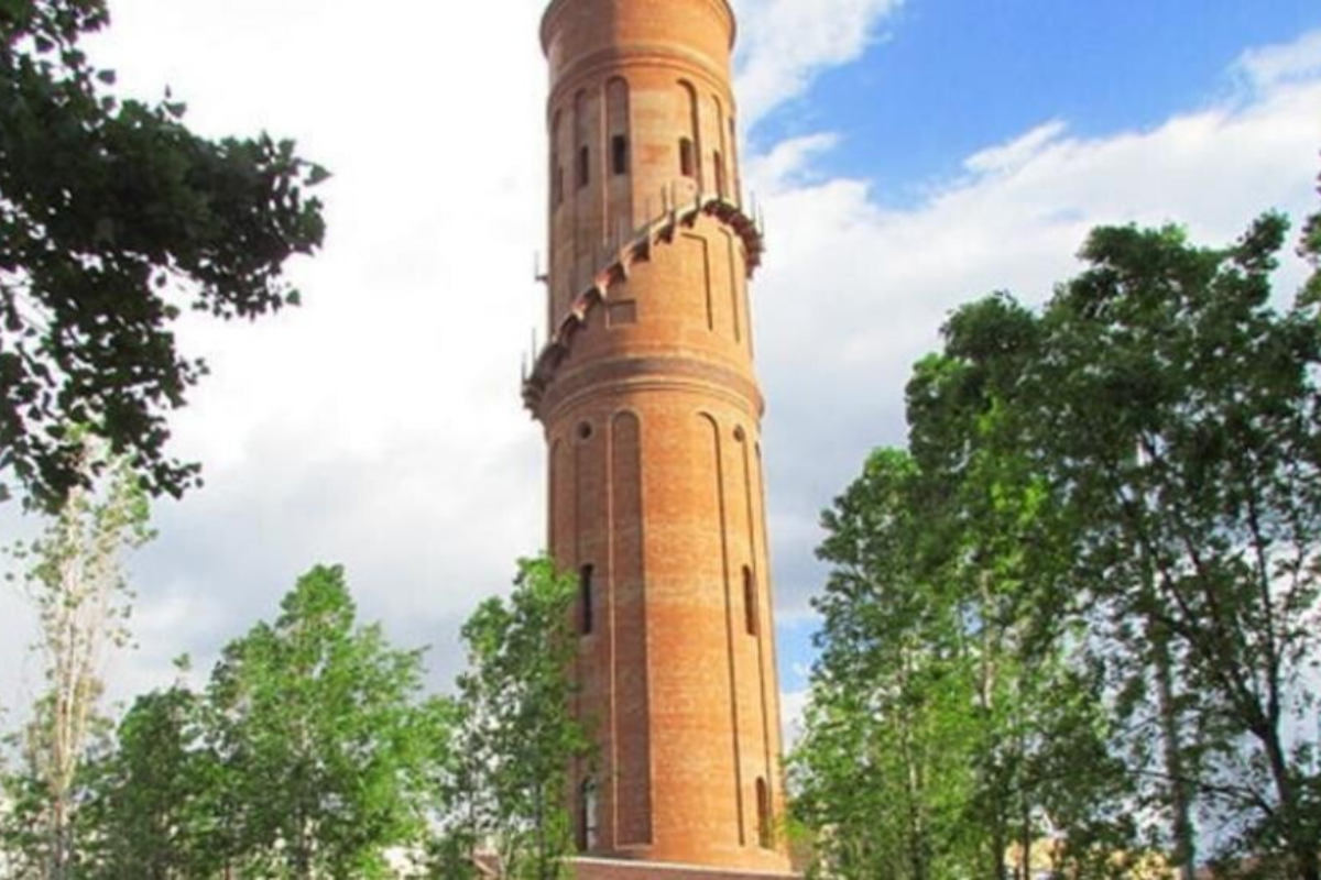 La Torre de les Aigües, al final del paseo, es un vestigio industrial reconvertido en espacio cultural