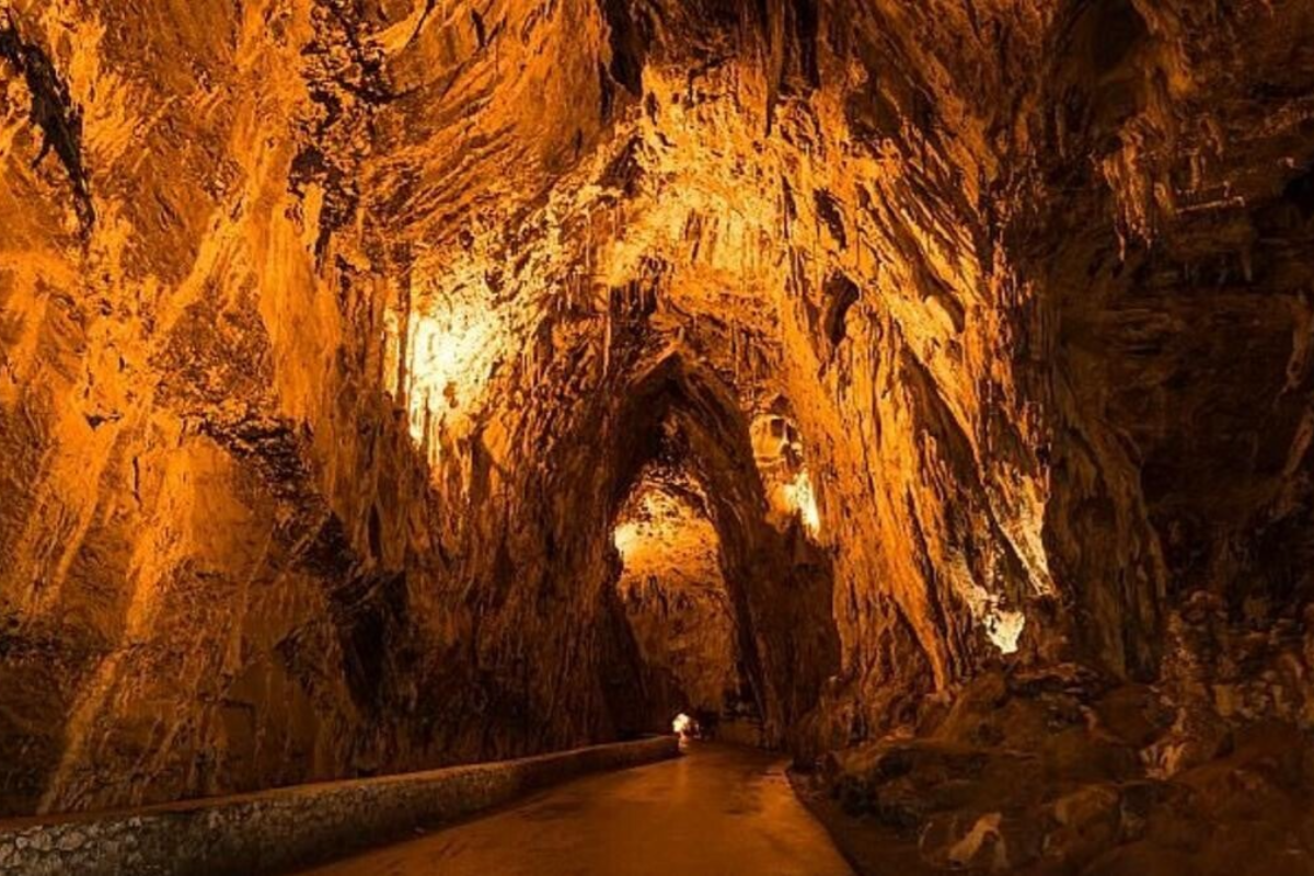 La Cuevona (Cuevas del Agua, Asturias)