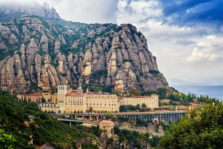Vistas de la montaña y el Monasterio de Montserrat