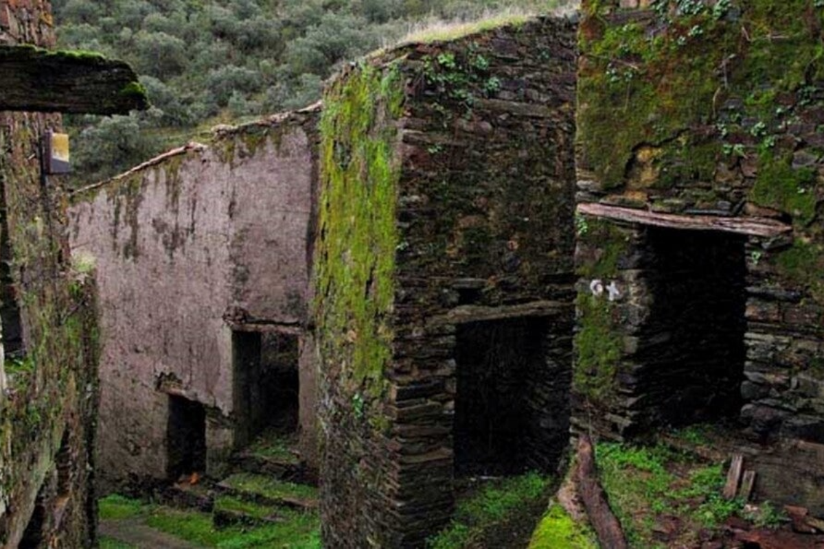 paisaje de las hurdes de casas cubiertas de musgo en estado ruinoso la utilizo para portada de leyendas de las urdes