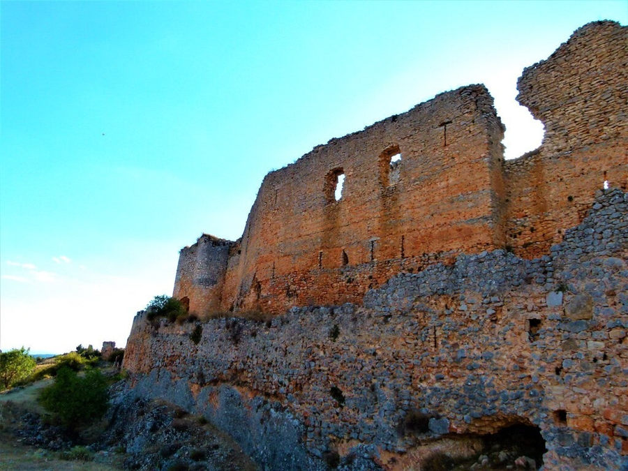 Vista lateral ruinas castillo de Ucero en Soria