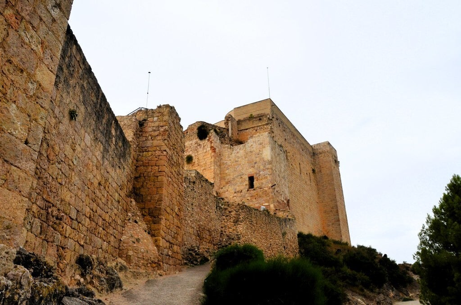 Lateral del castillo templario de Miraven en Tarragona
