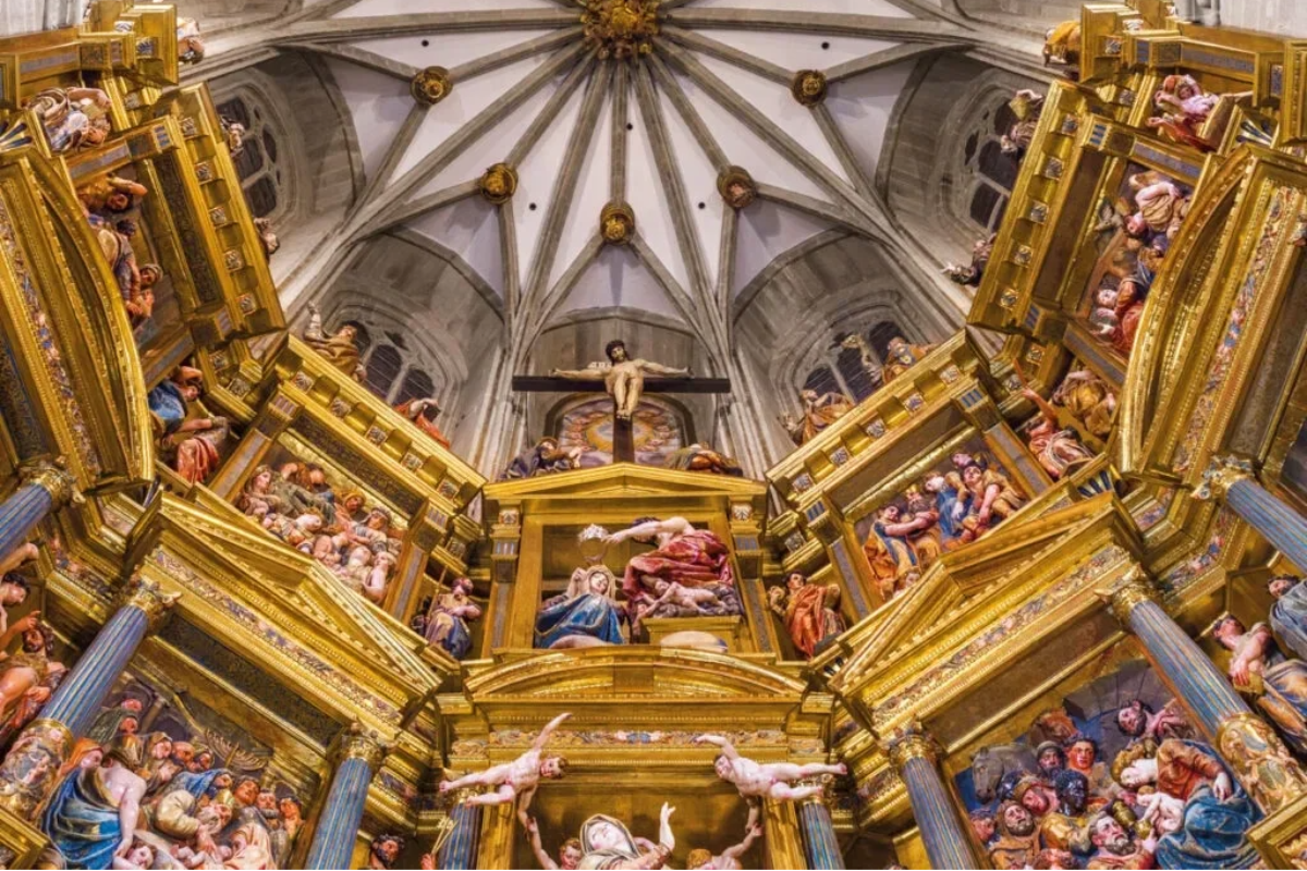 La Catedral de Santa María: una sinfonía de piedra, arte y luz
