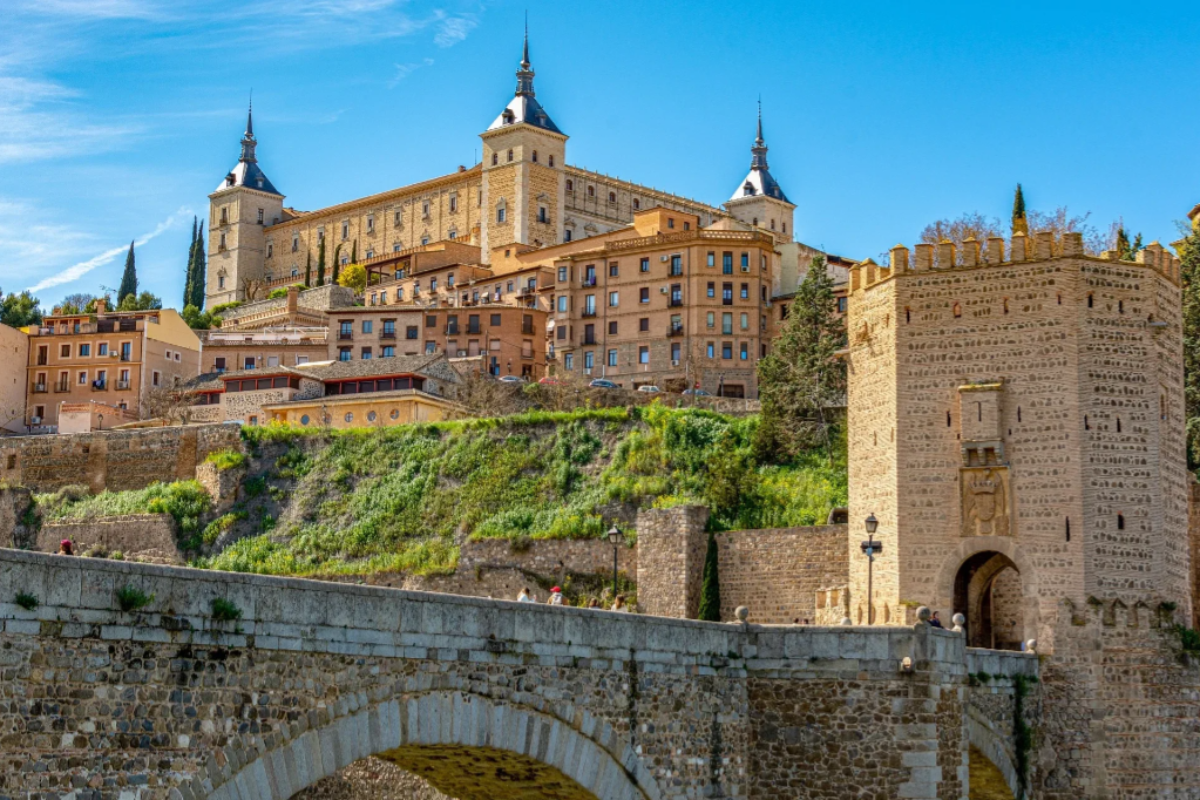 vista de la torre del Puente de Alcantara y al fondo el Alcazar