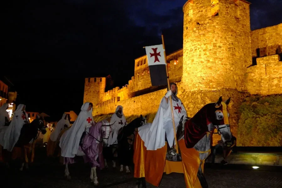 Desfile noche templaria castillo de Ponferrada