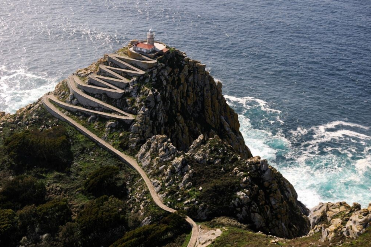 Ruta del Faro de Cíes es la más popular y espectacular de las Islas Cíes, ofreciendo vistas impresionantes de la Ría de Vigo y el océano Atlántico.