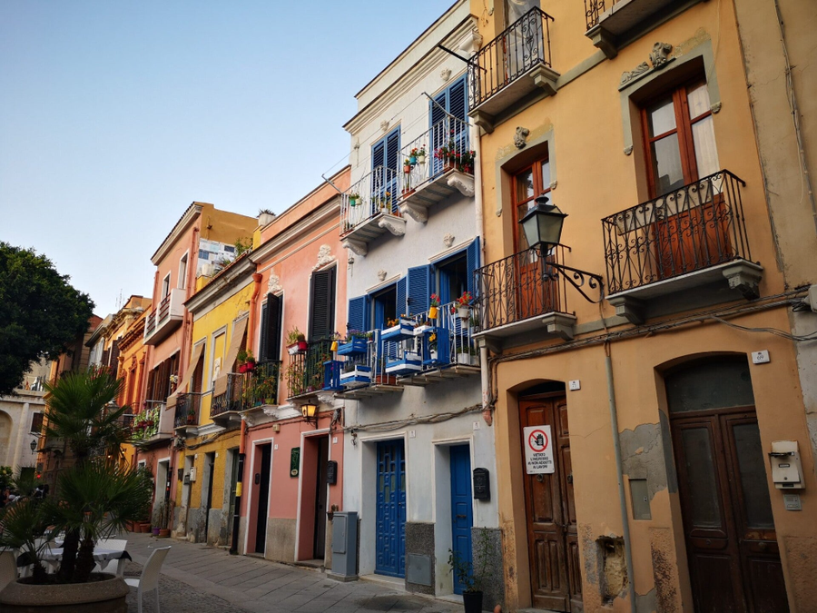 Villanova: El barrio de los patios floridos y la calma antigua